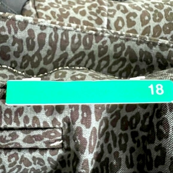 Time and Tru Gray Black Animal Leopard Print Comfort Cropped Pants NWT Plus Sz18 - Picture 12 of 16